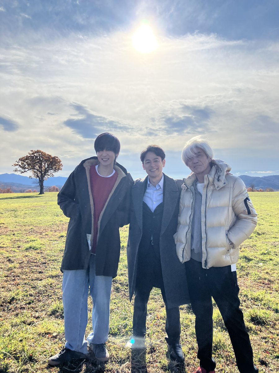 社長から耕一へ…

青空が綺麗な3人のオフショット🌅‧⁺ 

#ロイヤルファミリー
#妻夫木聡
#佐藤浩市
#目黒蓮

🐎第𝟖話𝟏𝟏月𝟑𝟎日放送🌿
日曜劇場『ザ・ロイヤルファミリー』