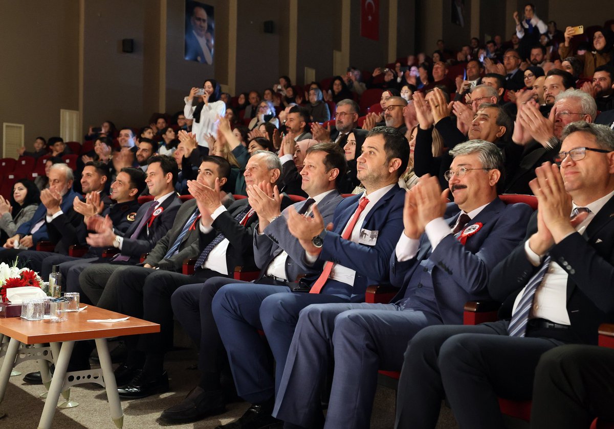 🧑‍🏫📚 24 Kasım Öğretmenler Günü kapsamında öğretmenlerimizle birlikte Cumhuriyet Meydanımızda toplanarak Atatürk Anıtı’na çelenk sunduk.

Daha sonra Atatürk Kültür Merkezimizde düzenlenen Öğretmenler Günü programını hep birlikte izleyerek bu anlamlı günü paylaştık. Etkinliğin