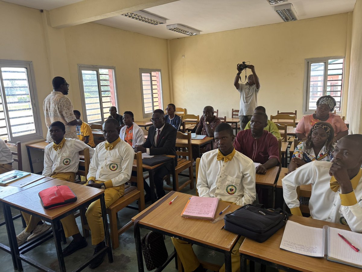 🚍 Sur la route du C2D – Bertoua
La rentrée au nouveau Centre de Formation aux Métiers est effective depuis début novembre 🎓
Grâce à ~3 milliards FCFA du C2D, près de 200 apprenants seront formés dans :
🔹 transformation animale &amp; végétale
🔹 ébénisterie &amp; charpenterie
🔹