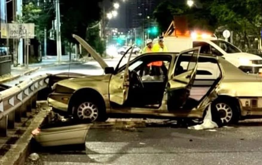 🔴Policial
Un ñino de 2 años y una niña de 13 años mueren en accidente en Avda Departamental y Avda José Joaquín Prieto Vial en San Miguel en 1 colisión de 2 vehículos menores 1 de ellos no respetó el semáforo en rojo, el conductor huyó del lugar, otro niño en riego vital