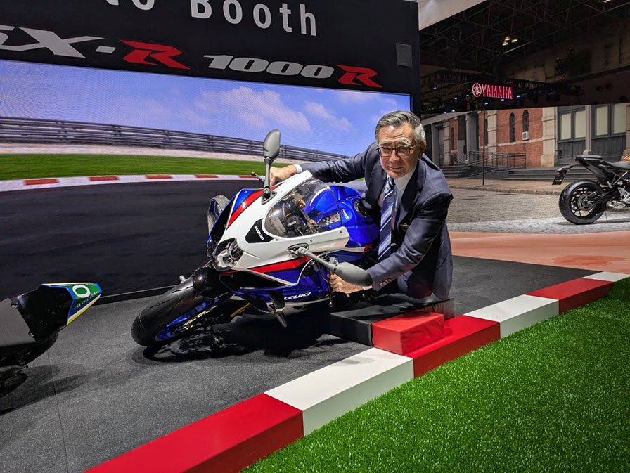 kazuki__26's tweet image. 「なんでこれ保存したんだっけ？」と拡大したらすぐに思い出した。

動いていないバイクでライディングフォーム取るのって結構大変なんです。
でもこの方、よくよく見ると膝も肘も地面に着かないで支えなしでこの余裕な表情。
どなたかご存知ですよね…？🤫