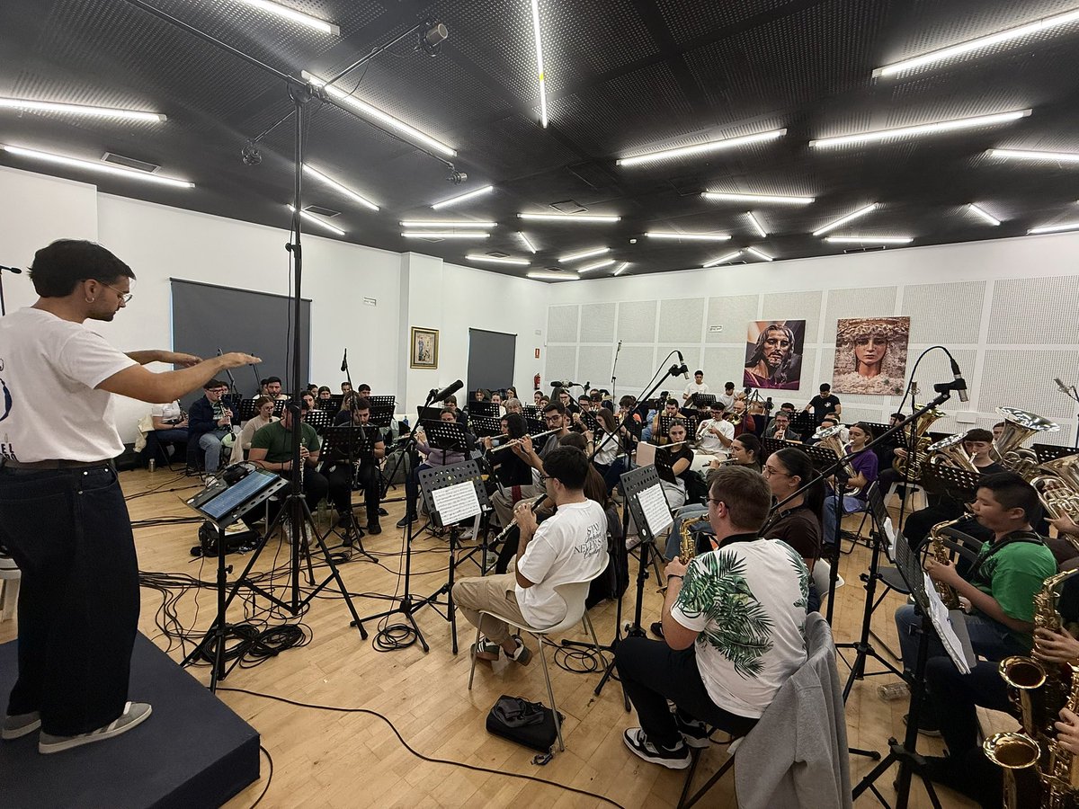 // 𝑫𝑰𝑺𝑪𝑶 𝟐𝟓 𝑨𝑵𝑰𝑽𝑬𝑹𝑺𝑨𝑹𝑰𝑶 //

Este fin de semana hemos vivido con especial ilusión la grabación de nuestro próximo trabajo, una obra creada para conmemorar nuestro 25 aniversario y en la que hemos puesto toda nuestra entrega y cariño.

Nuestro agradecimiento más