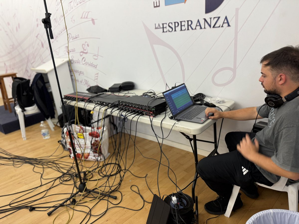 BMcruzh's tweet photo. // 𝑫𝑰𝑺𝑪𝑶 𝟐𝟓 𝑨𝑵𝑰𝑽𝑬𝑹𝑺𝑨𝑹𝑰𝑶 //

Este fin de semana hemos vivido con especial ilusión la grabación de nuestro próximo trabajo, una obra creada para conmemorar nuestro 25 aniversario y en la que hemos puesto toda nuestra entrega y cariño.

Nuestro agradecimiento más sincero a @bctpasoespe por cedernos sus instalaciones y ofrecernos todas las facilidades para desarrollar el proyecto tal y como lo soñábamos.

Queremos reconocer la labor de Fran González @silkaprods, nuestro técnico de sonido, cuyo talento y dedicación han sido esenciales; así como agradecer a todos los músicos por su esfuerzo durante estas intensas sesiones y al director por su compromiso y apoyo constante, imprescindibles para llevar este proyecto adelante.

Igualmente, extendemos nuestro reconocimiento a todos los colaboradores por las valiosas jornadas de convivencia del sábado y domingo, que han sido clave para que todo esto fuera posible.

Muy pronto compartiremos más detalles de este proyecto tan especial para nosotros.

#SuenaCruzHumilladero