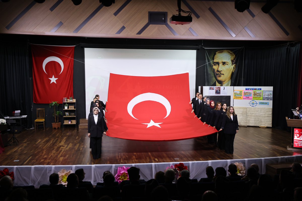 Valimiz Sayın Rahmi Doğan, ilimiz Milletvekilleri Ali İnci, Lütfi Bayraktar ve il protokolü ile birlikte İl Millî Eğitim Müdürlüğü tarafından Şehit Erol Olçok Anadolu Lisesi'nde düzenlenen 24 Kasım Öğretmenler Günü Programına katıldı.

Program; fuaye ve sergi alanının