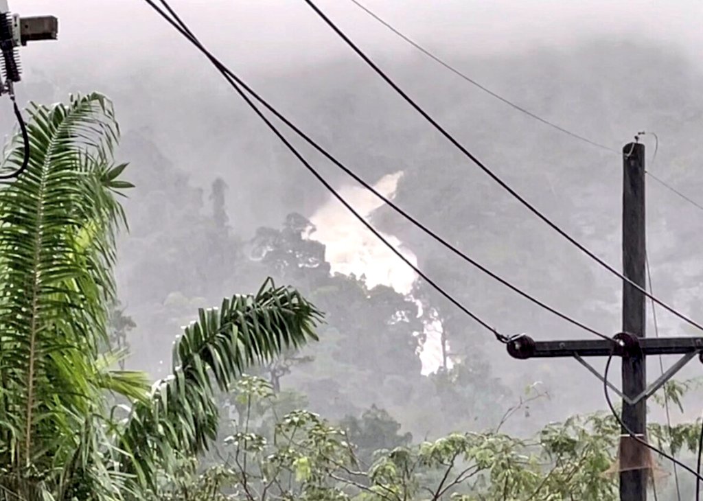 joe_black317's tweet image. ตรังระทึก! น้ำป่าเขาบรรทัดทะลักรอบ 2 ซัดสะพานถล่ม ชาวบ้าน 100 ครัวเรือนถูกตัดขาด มวลน้ำไหลท่วมซ้ำสอง อ.ย่านตาขาว-ปะเหลียน

เมื่อเวลา 16.00 น. วันที่ 24 พฤศจิกายน ผู้สื่อข่าวรายงานสถานการณ์น้ำจากเขตรักษาพันธุ์สัตว์ป่าเขาบรรทัด อ.ปะเหลียน จ.ตรัง พบสภาพน้ำตกที่อยู่บนภูเขา ได้แก่…