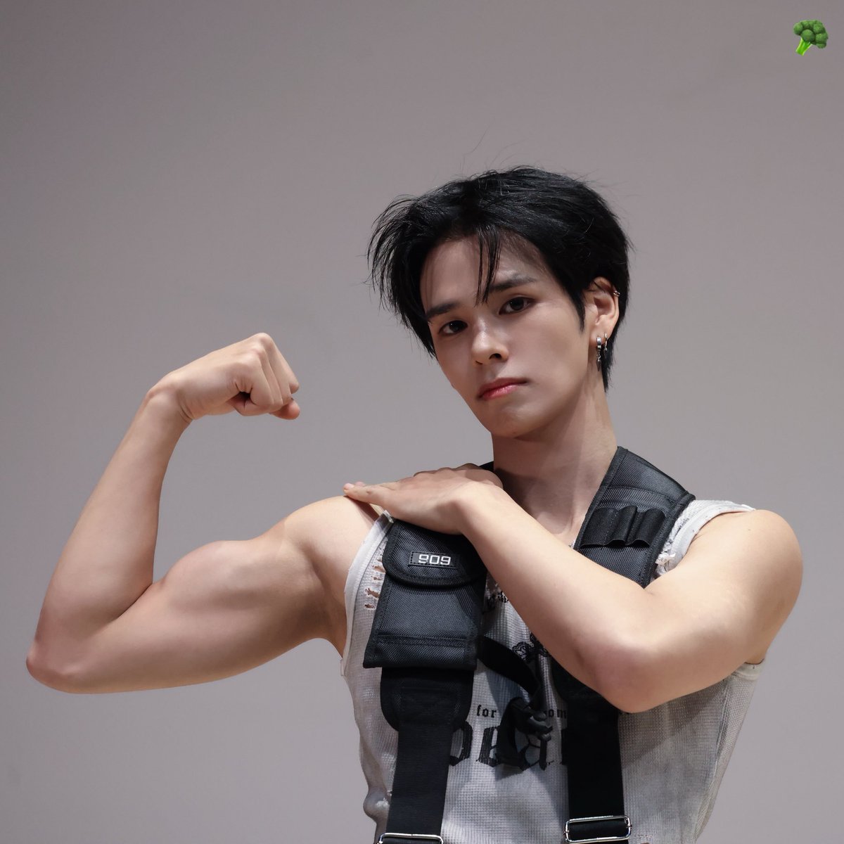 FashionistD's tweet image. I always said that #SERIM of #CRAVITY is one of the most fit Idols 🤌✨💪