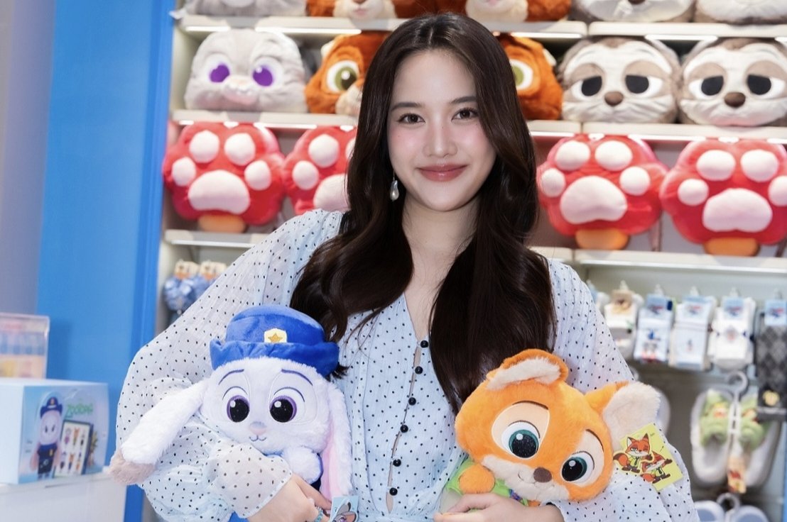 fourteenchannel's tweet image. ฟรีน สโรชา สุดตื่นเต้น! MINISO Flagship Store พลิกนนทบุรีเป็น &apos;อาณาจักรของสะสม&apos; บรรยากาศแฟนคลับคึกคักตั้งแต่เปิดประตู

#srchafreen #ฟรีนสโรชา

ปรากฏการณ์แห่งความสุขและจักรวาลของสะสมลิขสิทธิ์แท้ได้เปิดฉากขึ้นอย่างเป็นทางการแล้ว เมื่อ MINISO (มินิโซ) แบรนด์ไลฟ์สไตล์ระดับโลก…