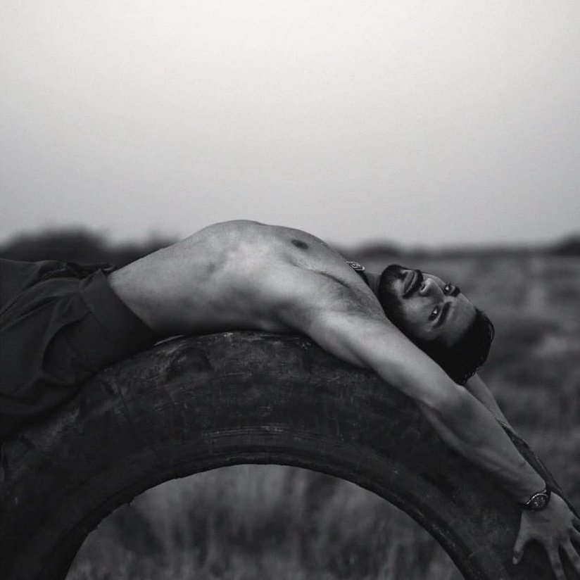 zeengoeszoom's tweet image. me trying to do gymnastics when i was 8