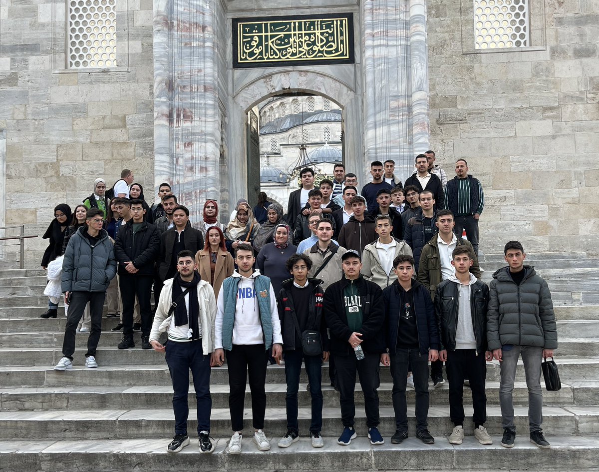 İstanbul Kültür Gezisi programımız kapsamında, hafta sonu liseli ve üniversiteli kardeşlerimizle birlikte İstanbul’un tarihî camilerini ve kadim mekânlarını ziyaret ettik.

Ecdadın mirasını yerinde görerek, tarihle iç içe, keyifli ve verimli bir gün geçirdik.