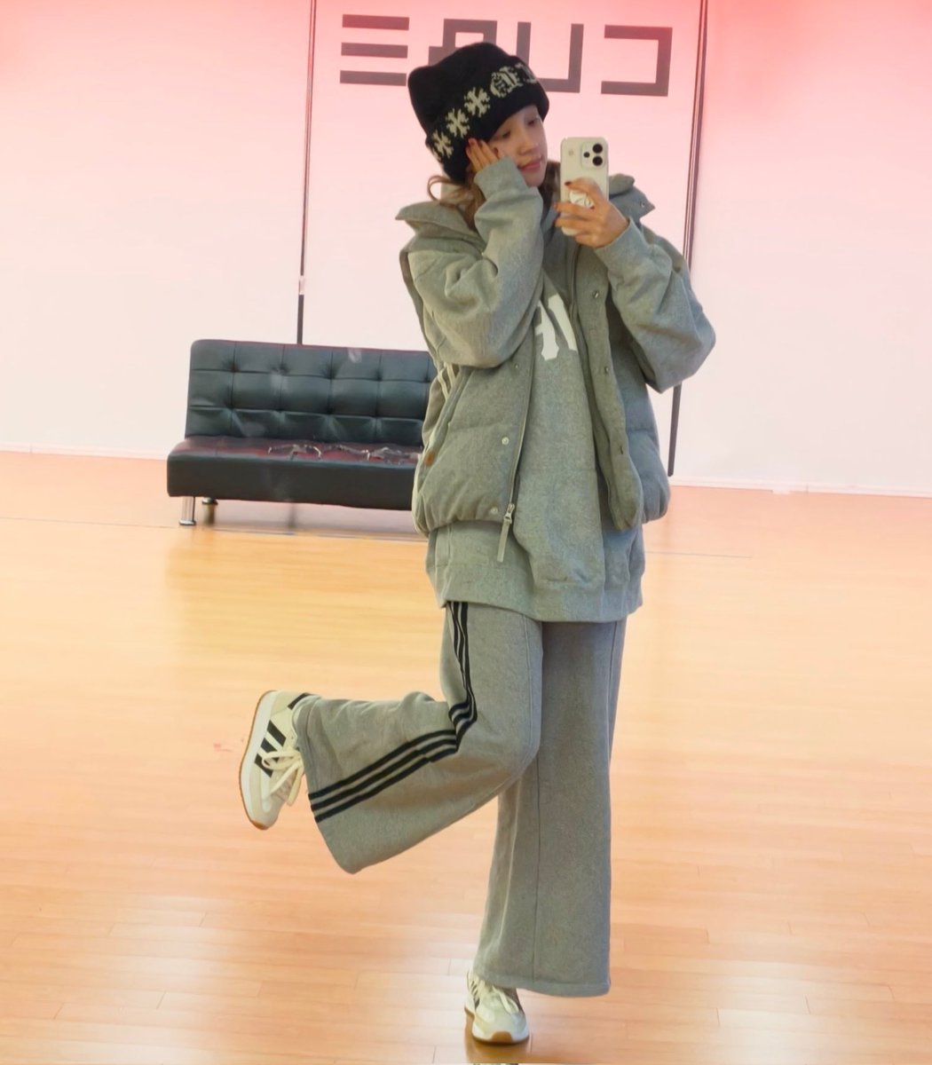 idlepopbase's tweet image. i-dle&apos;s YUQI shares new pictures from the practice room via Bubble