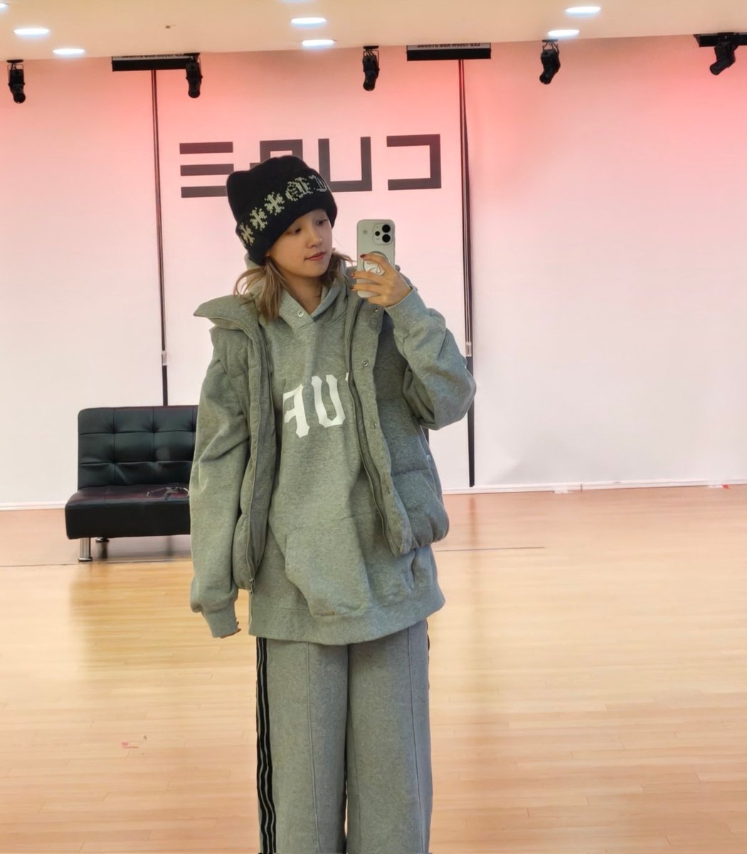 idlepopbase's tweet image. i-dle&apos;s YUQI shares new pictures from the practice room via Bubble
