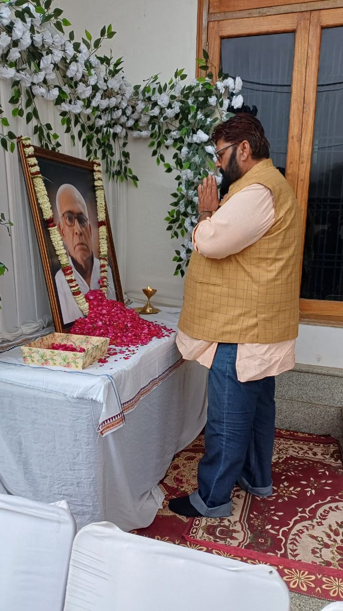 INDVivekPandey_'s tweet image. काशी के पूर्व मेयर, पूर्व प्रदेश मंत्री एवं 
प्रतापगढ़ जिला के प्रभारी बड़े भईया Kaushalendra Singh 
जी के आवास पर जाकर उनके स्वर्गीय पूज्य पिताजी के चित्र पर श्रद्धा सुमन पुष्पअर्पित किए 🙏😔