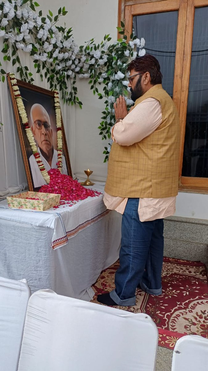 INDVivekPandey_'s tweet image. काशी के पूर्व मेयर, पूर्व प्रदेश मंत्री एवं 
प्रतापगढ़ जिला के प्रभारी बड़े भईया Kaushalendra Singh 
जी के आवास पर जाकर उनके स्वर्गीय पूज्य पिताजी के चित्र पर श्रद्धा सुमन पुष्पअर्पित किए 🙏😔