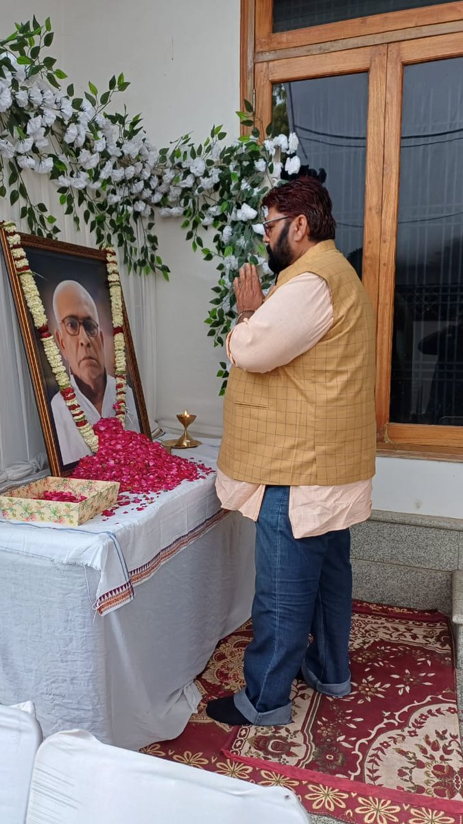 INDVivekPandey_'s tweet image. काशी के पूर्व मेयर, पूर्व प्रदेश मंत्री एवं 
प्रतापगढ़ जिला के प्रभारी बड़े भईया Kaushalendra Singh 
जी के आवास पर जाकर उनके स्वर्गीय पूज्य पिताजी के चित्र पर श्रद्धा सुमन पुष्पअर्पित किए 🙏😔