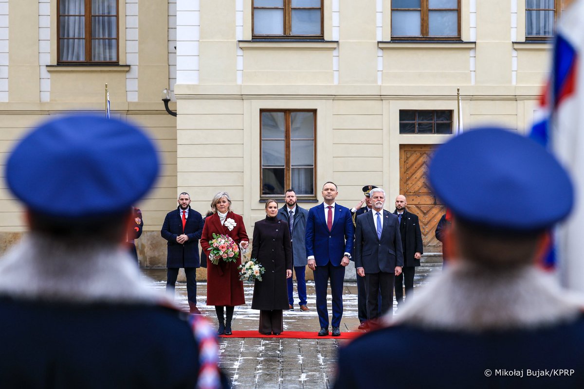 prezydentpl's tweet image. Prezydent RP @NawrockiKn w #Praga: Łączy nas z Czechami przeszłość, teraźniejszość i przyszłość. Polska i Czechy, z czego jestem dumny, jest liderem w UE w zakresie uniezależnienia się od rosyjskiego gazu, a więc budowania naszej niezależności i suwerenności.