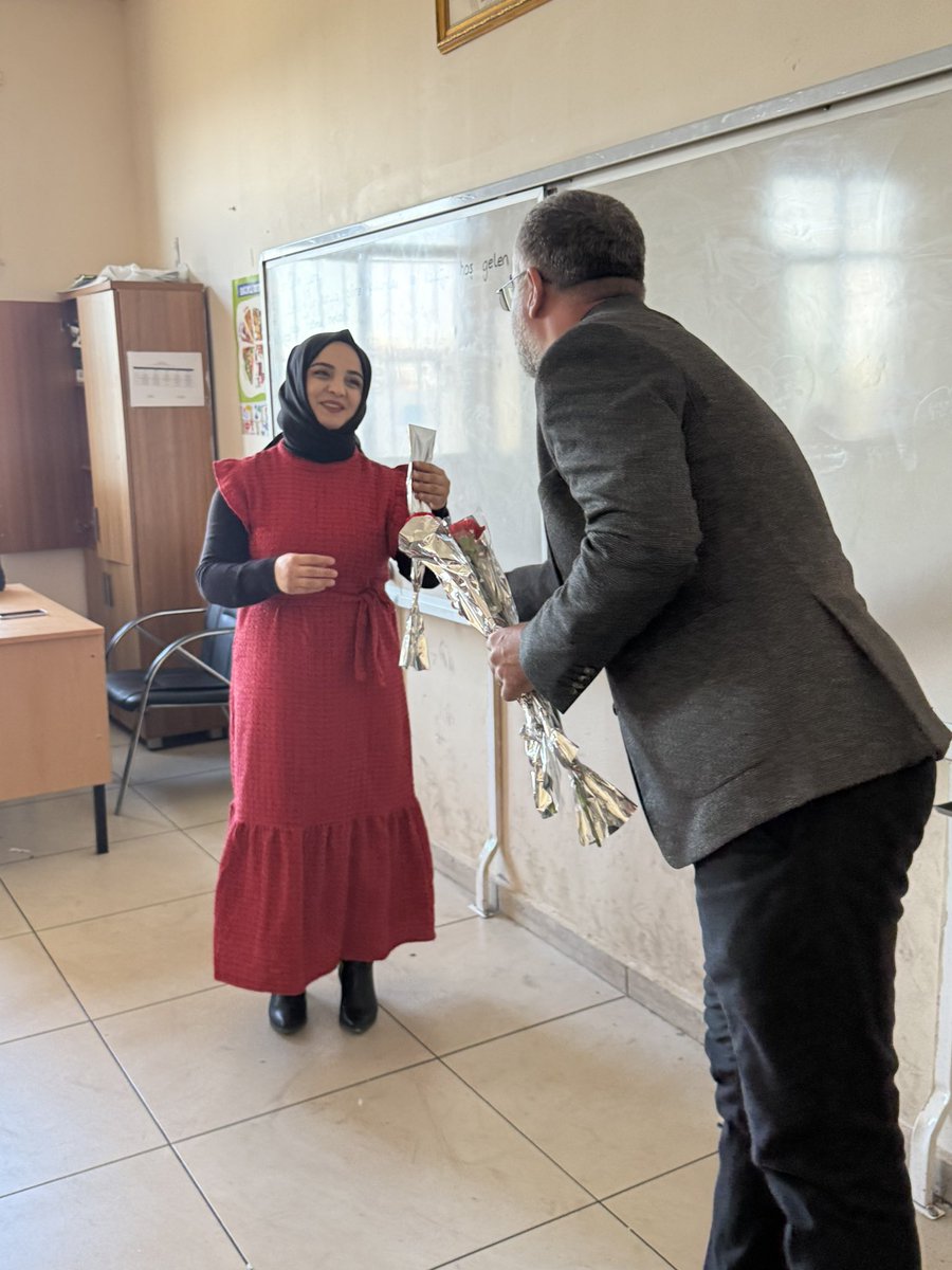 yusufaslan_02's tweet image. “Ak Yol Derneği ve yönetimi olarak, Öğretmenler Günü münasebetiyle  Şeyhbaba İlkokulu’nu ziyaret ederek okul müdürümüz Sn. Akif Güneş ve kıymetli öğretmenlerimizin Öğretmenler Günü’nü tebrik ettik.”