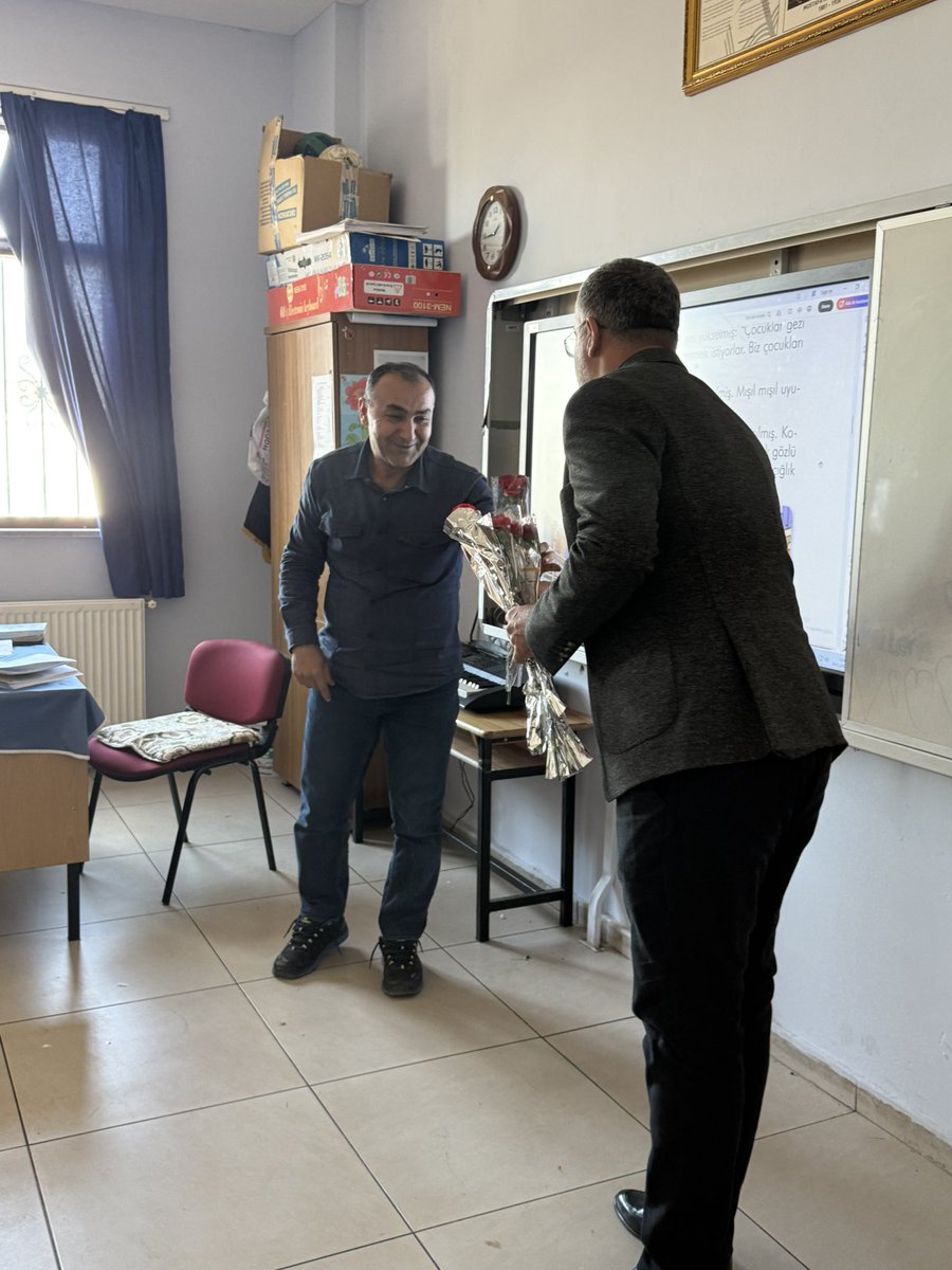 yusufaslan_02's tweet image. “Ak Yol Derneği ve yönetimi olarak, Öğretmenler Günü münasebetiyle  Şeyhbaba İlkokulu’nu ziyaret ederek okul müdürümüz Sn. Akif Güneş ve kıymetli öğretmenlerimizin Öğretmenler Günü’nü tebrik ettik.”