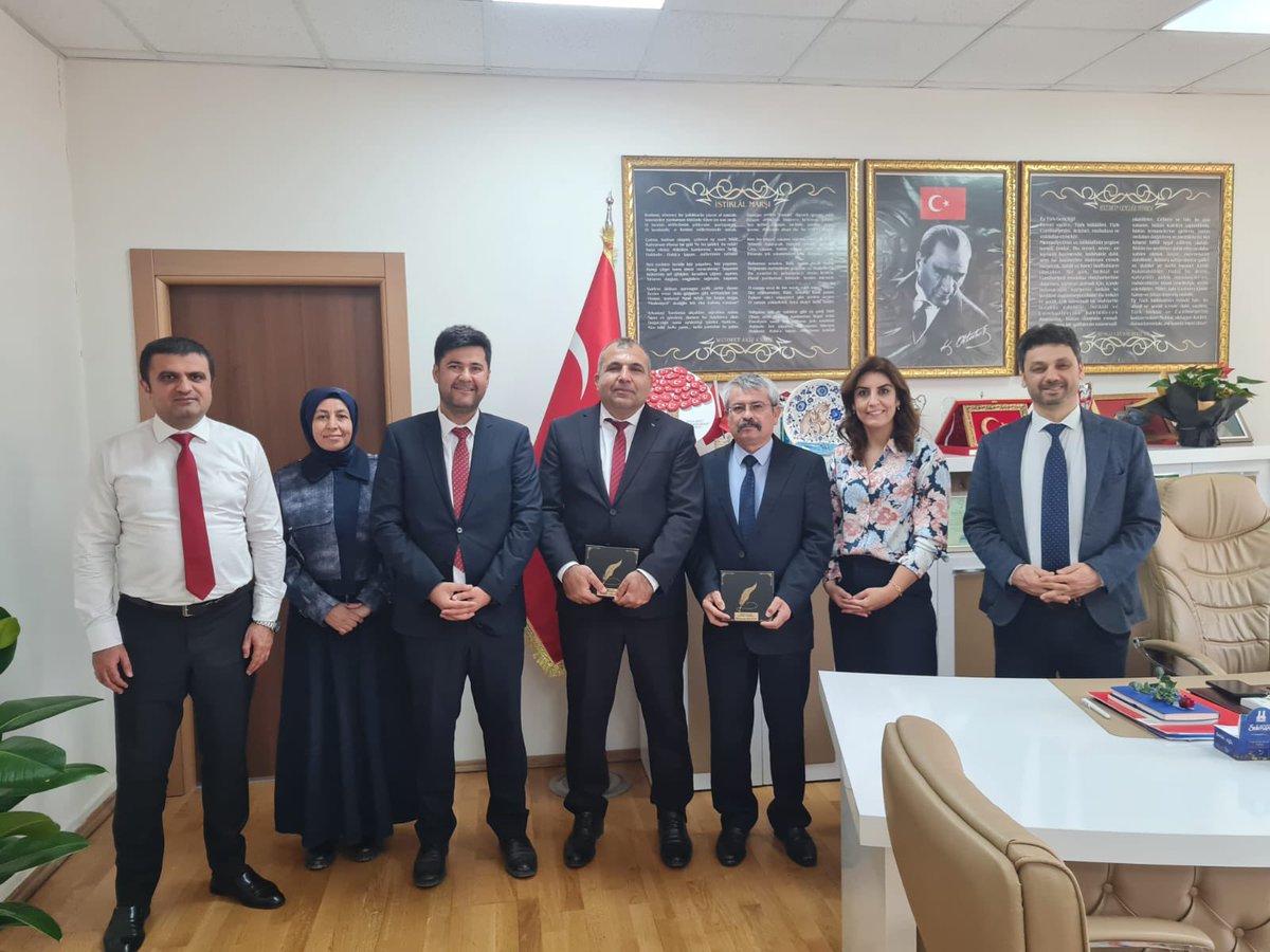 Kozan_MEM's tweet photo. Remzi Oğuz Arık Ortaokulu okul idaresi  ve öğretmenleri “Öğretmenler Günü” vesilesiyle İlçe Milli Eğitim Müdürümüz Sn. Özgür Çelik ve Şube Müdürlerimizi makamında ziyaret ederek  Öğretmenler  Günü hediyelerini takdim ettiler.
@tcmeb @Yusuf__Tekin @tufekciyusuf @celikozgur80 https://t.co/AXfl24OPr6