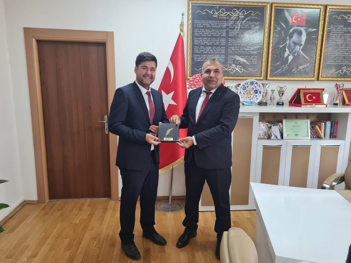 Kozan_MEM's tweet photo. Remzi Oğuz Arık Ortaokulu okul idaresi  ve öğretmenleri “Öğretmenler Günü” vesilesiyle İlçe Milli Eğitim Müdürümüz Sn. Özgür Çelik ve Şube Müdürlerimizi makamında ziyaret ederek  Öğretmenler  Günü hediyelerini takdim ettiler.
@tcmeb @Yusuf__Tekin @tufekciyusuf @celikozgur80 https://t.co/AXfl24OPr6