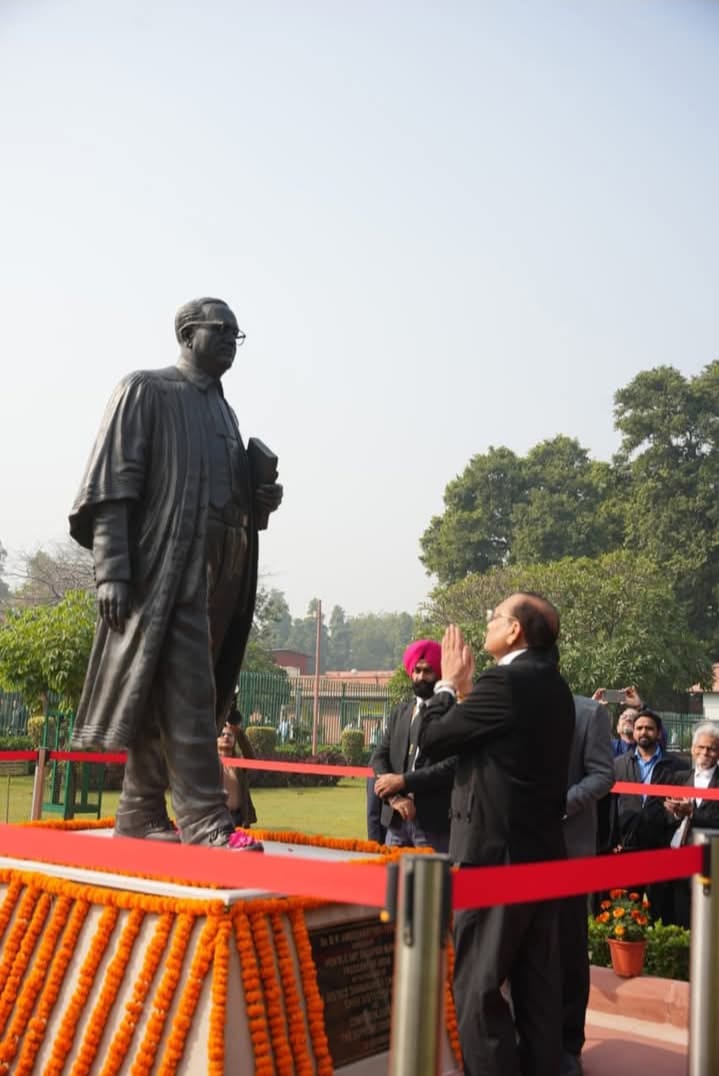 spsingh028's tweet image. जस्टिस सूर्यकांत ने ली CJI पद की शपथ
राष्ट्रपति द्रौपदी मुर्मु ने दिलाई शपथ

#CJI #Justice #SuryaKant #SupremeCourtofIndia