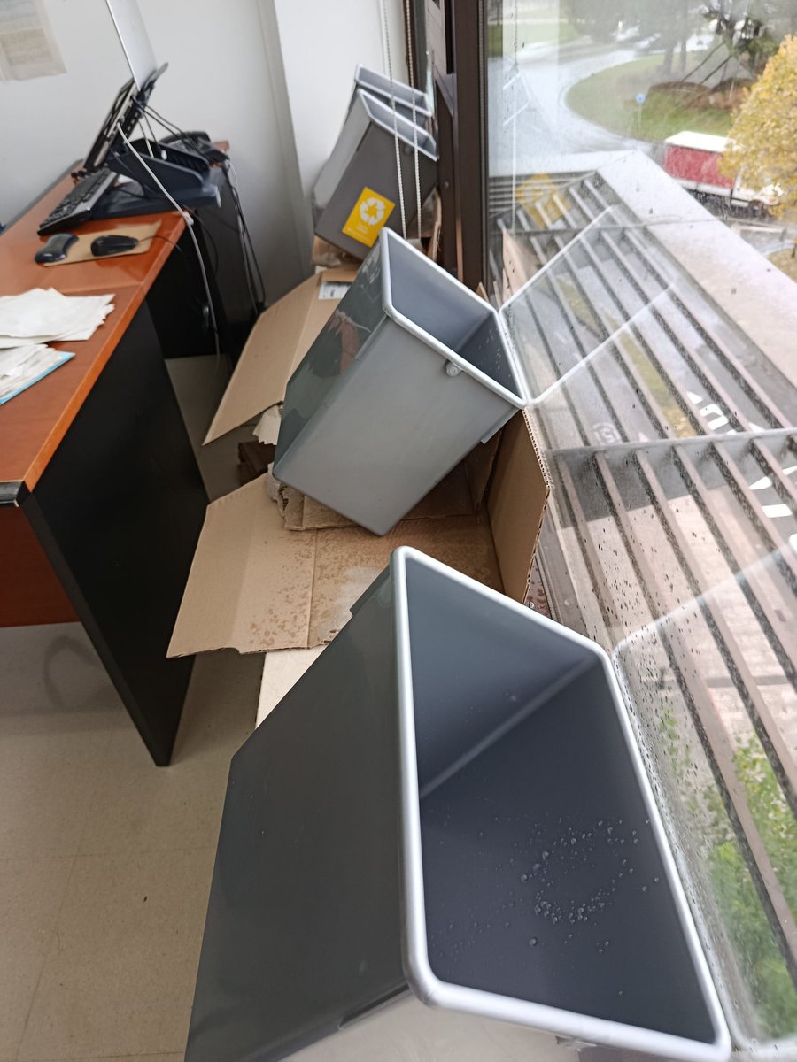 Kaixo, <a href="/Imanol_Pradales/">Imanol Pradales</a>, lehendakari jn:

Hau da nire bulegoa, euria egiten duen guztietan horrela jartzen da. EHUko eraikinetan dugun arazo bat besterik ez da, urteetakoa.

Unibertsitateko sailburuak EHUk finantziazio ona duela esaten du. Zuk nola ikusten duzu?