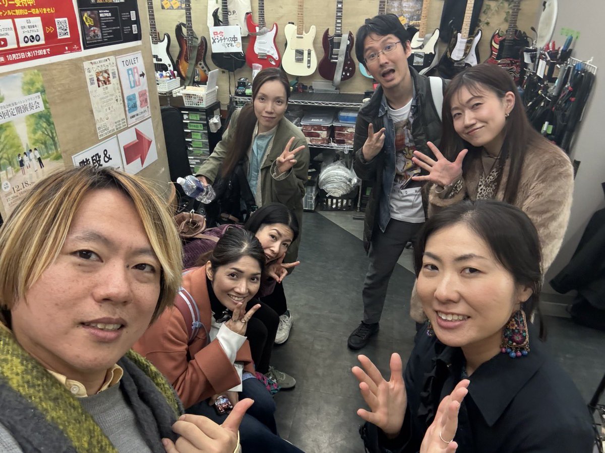 QeshethNoteS's tweet photo. ライブまで、1ヶ月を切りました🎄
お陰様で、昼公演も夜公演もSoldOutいたしました✨ありがとうございます😊
以降はキャンセル待ちと、配信チケットの受付になります！
12月の前にQesheth NoteSは長野県坂城町でコンサート🎵こちらも満員御礼！
みなさんと楽しい時間を過ごせますように！ https://t.co/Gl829oVrCA