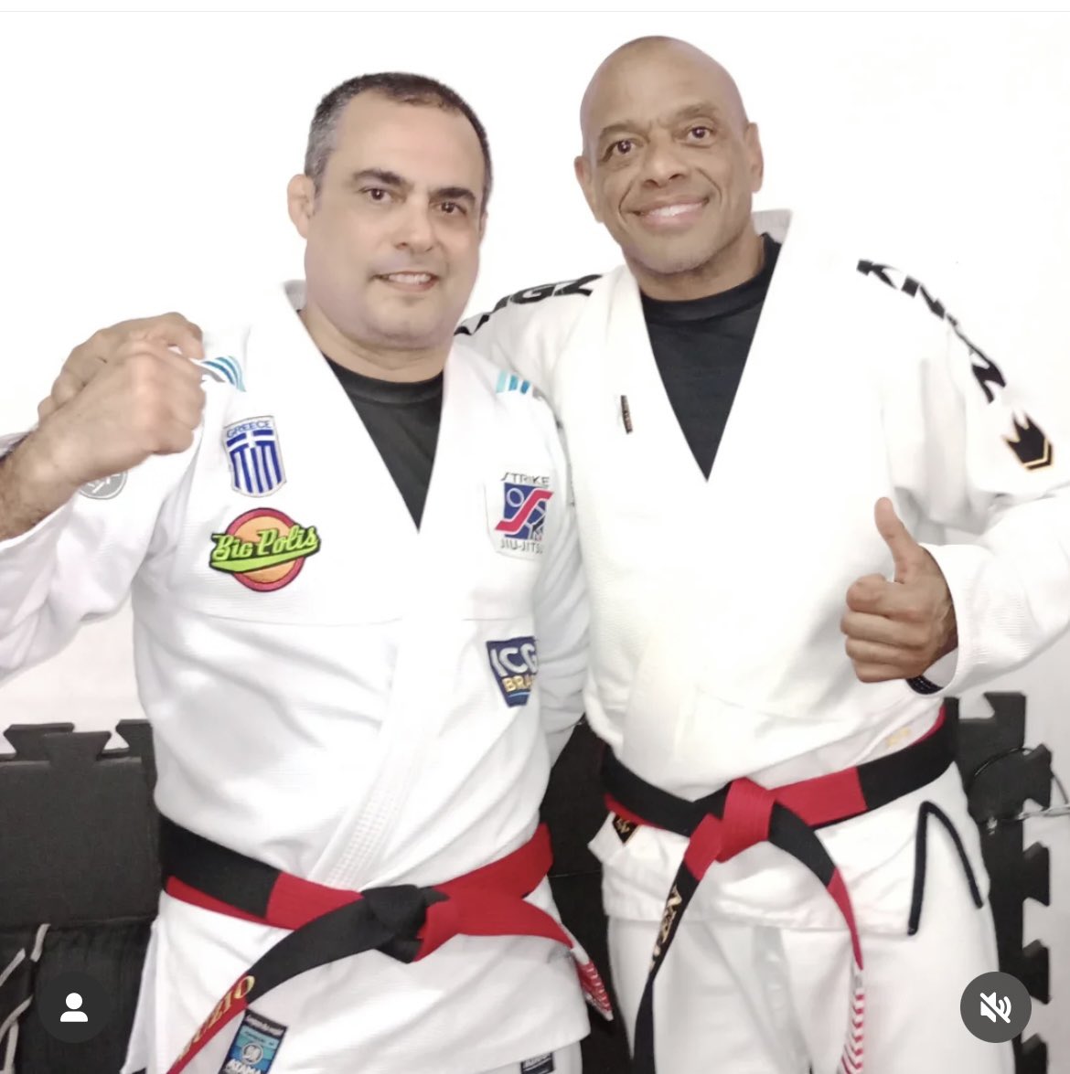 MuzioDeAngelis's tweet photo. Agora sim Faixa Coral de Jiu-Jitsu. Foram 31 anos como faixa preta e finalmente o grande dia chegou!! Obrigado meu Mestre Roberto Traven por todos os ensinamentos e amizade desde o 1º dia que nos conhecemos!! OSS 🙇🏻♂️
#strikejiujitsu https://t.co/KmDWmPkYOo
