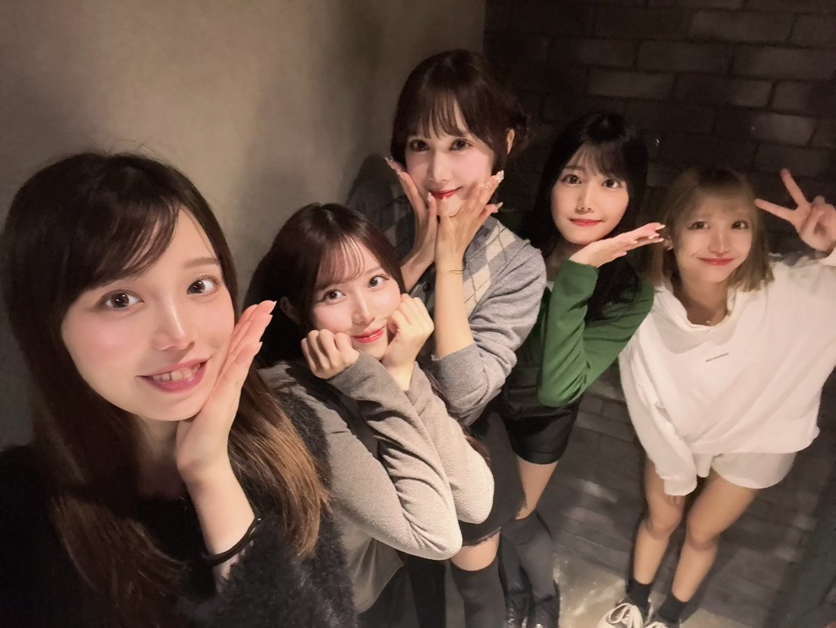 SD_EMA1210's tweet image. 姫野笑茉生誕祭2025 まで残り2週間ほどになりました🎂💜

今日は生誕祭でカバーする曲を発表します🍀*゜

愉快な1日にできるように考え抜いた曲たちですので、予習してきて貰えると嬉しいです-  ̫ -♡
予習の時間無くて、知らなかったってなってもぜーったい楽しめます🎶…