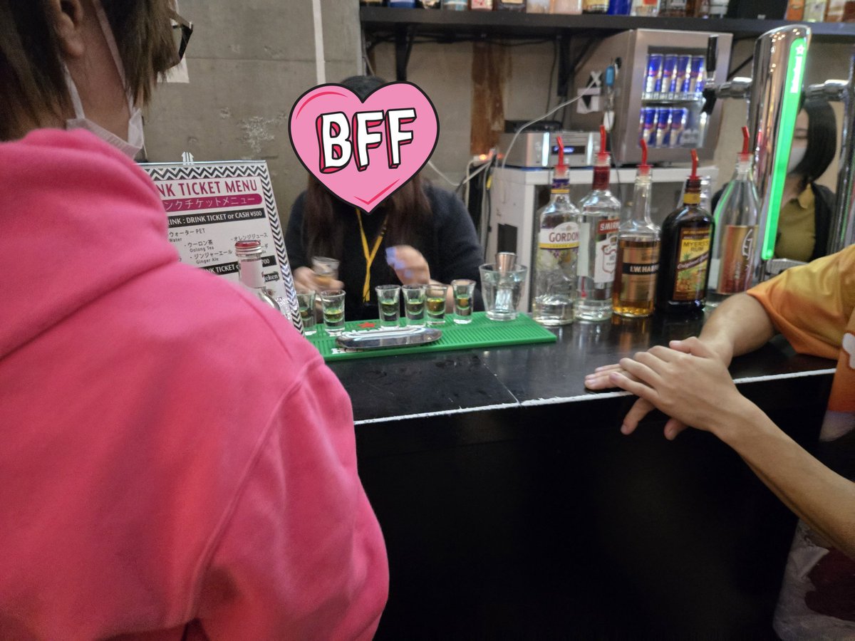 キオナくんのデカい背中でハブ酒を飲ませてもらったおかげで沖縄気分を取り戻せた🌴☀️