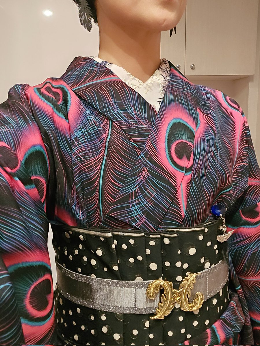 notokoto's tweet photo. 少し前の推し活コーデ
今年も推し×推し、しかも #エリザベート で観れて嬉しすぎます。望海シシィ×芳雄トートの組み合わせ初日はまだ気温が高く夏素材のきものでした。トートやTDのイメージから羽根モチーフを使って。
きもの #iroca
帯 #Tsubakian
半衿 #AVALEZ
ベルト #agris
帯飾り 公演グッズ https://t.co/2irmoq3qVA