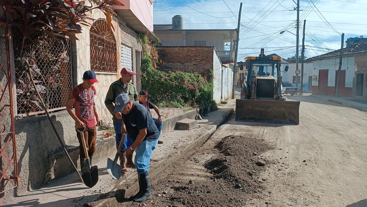 Los Hidráulicos Espirituanos presentes en el trabajo voluntario.
#SanctiSpíritusEnMarcha
