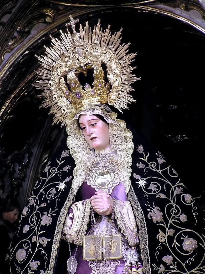 Tras el Triduo de Ánimas, La Virgen de los Dolores Coronada vuelve al camarín de su capilla para el Adviento.