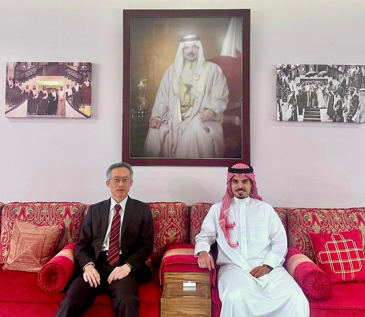 BahrainEmbKSA's tweet image. استقبل سعادة الشيخ علي بن عبدالرحمن آل خليفة، سفير مملكة البحرين لدى المملكة العربية السعودية، سعادة السيد ياسوناري مورينو، سفير اليابان الصديقة، وتم خلال اللقاء مناقشة تعزيز وتطوير العلاقات الثنائية بين البلدين.
