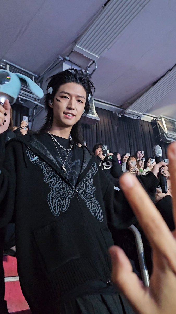 Boys at school never looked at me but Junhan did 🥹