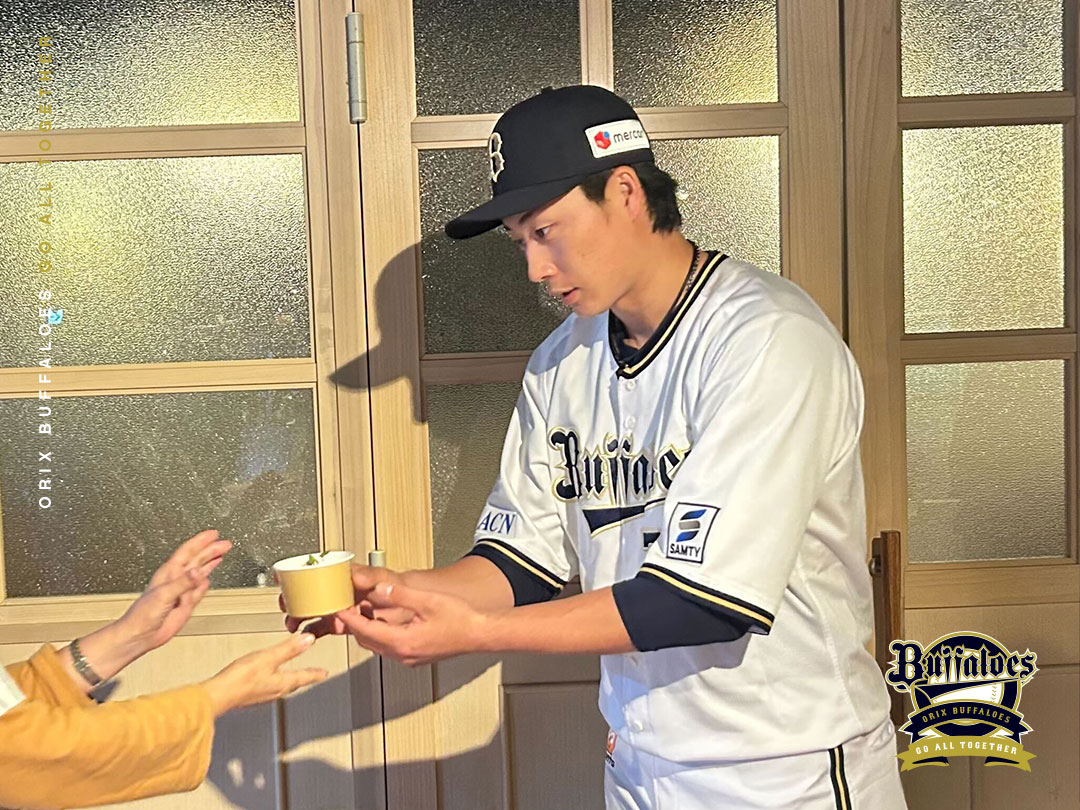 廣岡選手が飲食店舗に訪問し、メニューを手渡し！ #廣岡大志 #Bsファン