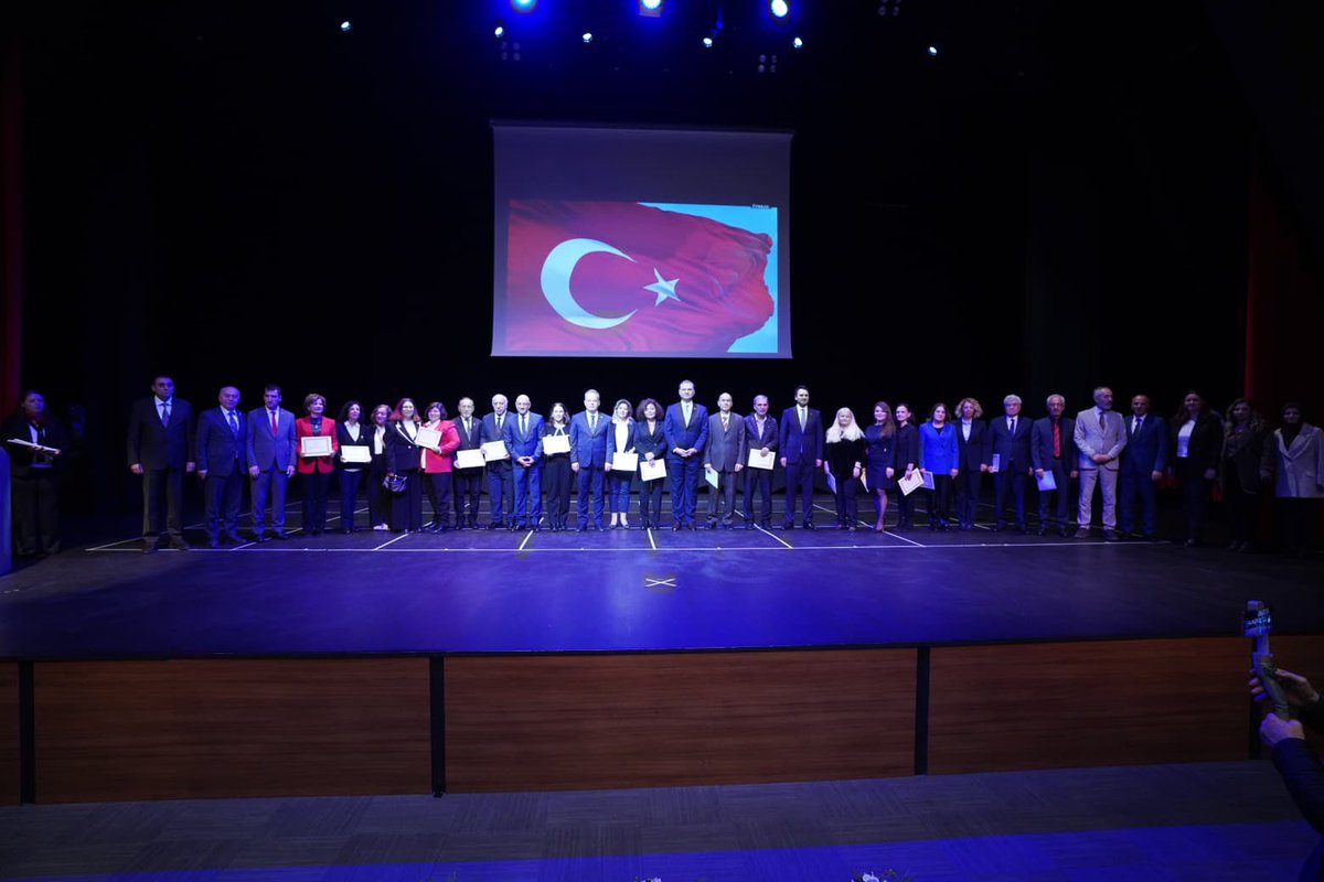 Güvenin ve huzurun yeri Beylikdüzü ilçemizde Gazi Mustafa Kemal Atatürk’e Başöğretmenlik ünvanının verildiği 24 Kasım Öğretmenler Günü coşku ile kutlandı.
   “Öğretmenler yeni nesil sizlerin eseri olacaktır.” M.Kemal Atatürk