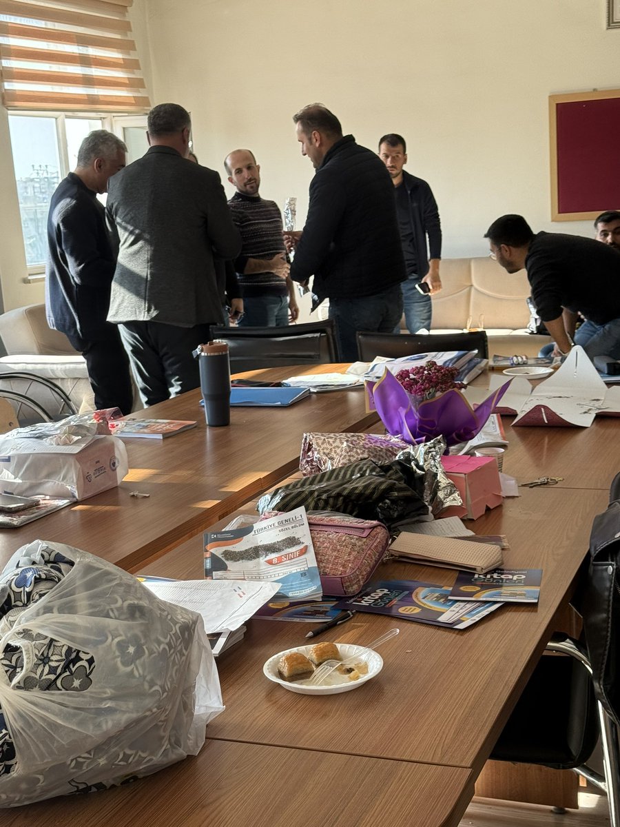 yusufaslan_02's tweet image. “Ak Yol Derneği ve yönetimi olarak, Öğretmenler Günü münasebetiyle Turgut Özal İmam Hatip Ortaokulu’nu ziyaret ederek okul müdürümüz Sn. İsmail Tümer ve değerli öğretmenlerimizin Öğretmenler Günü’nü tebrik ettik.”