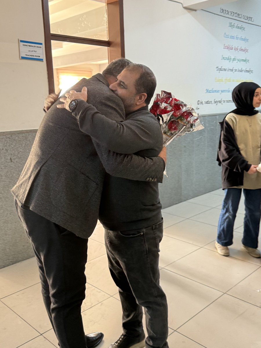 yusufaslan_02's tweet image. “Ak Yol Derneği ve yönetimi olarak, Öğretmenler Günü münasebetiyle Turgut Özal İmam Hatip Ortaokulu’nu ziyaret ederek okul müdürümüz Sn. İsmail Tümer ve değerli öğretmenlerimizin Öğretmenler Günü’nü tebrik ettik.”