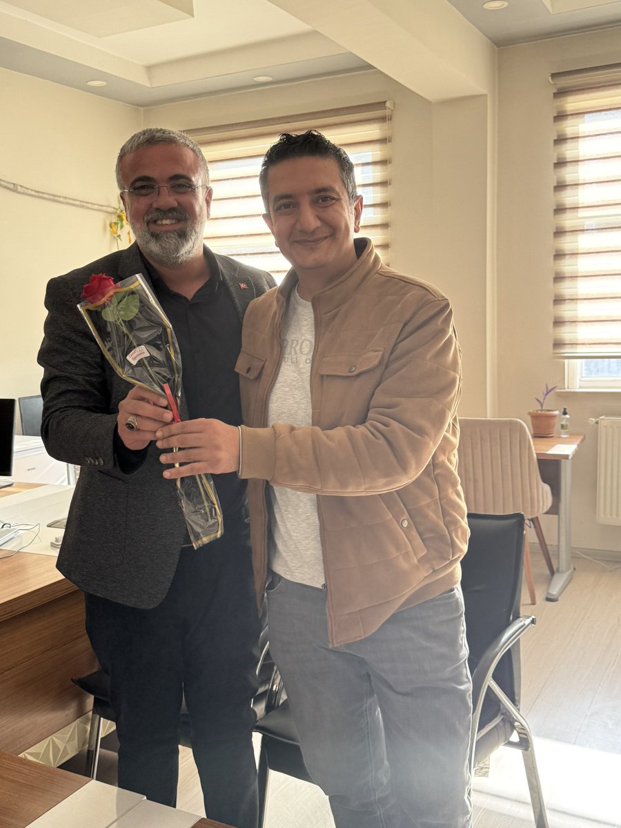 yusufaslan_02's tweet image. “Ak Yol Derneği ve yönetimi olarak, Öğretmenler Günü münasebetiyle Turgut Özal İmam Hatip Ortaokulu’nu ziyaret ederek okul müdürümüz Sn. İsmail Tümer ve değerli öğretmenlerimizin Öğretmenler Günü’nü tebrik ettik.”