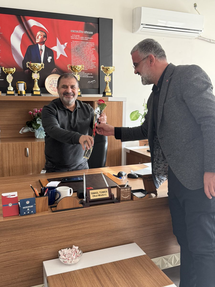 yusufaslan_02's tweet image. “Ak Yol Derneği ve yönetimi olarak, Öğretmenler Günü münasebetiyle Turgut Özal İmam Hatip Ortaokulu’nu ziyaret ederek okul müdürümüz Sn. İsmail Tümer ve değerli öğretmenlerimizin Öğretmenler Günü’nü tebrik ettik.”