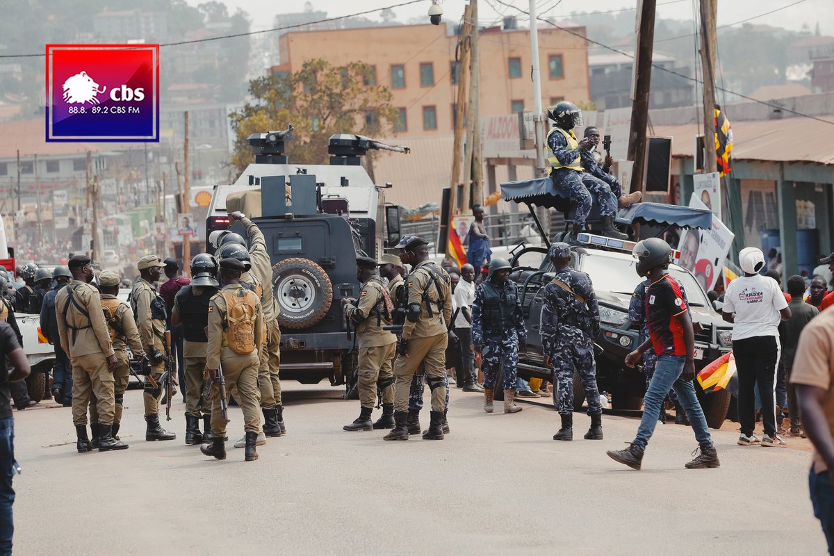 cbsfm_ug's tweet image. Ebyokwerinda binywezeddwa mu kifo Hon Kyagulanyi wakubye olukungaana nga n&apos;embwa zivuddeyo.
#CBSFMUpdates