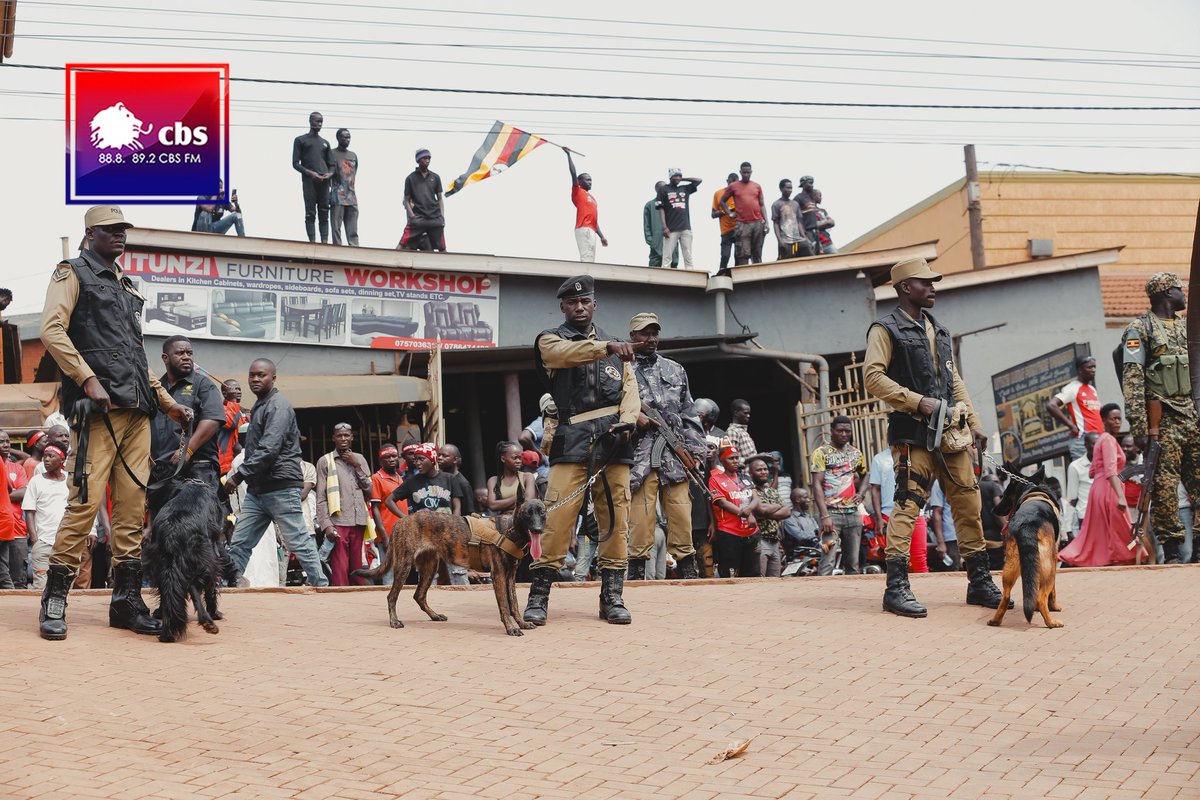 cbsfm_ug's tweet image. Ebyokwerinda binywezeddwa mu kifo Hon Kyagulanyi wakubye olukungaana nga n&apos;embwa zivuddeyo.
#CBSFMUpdates