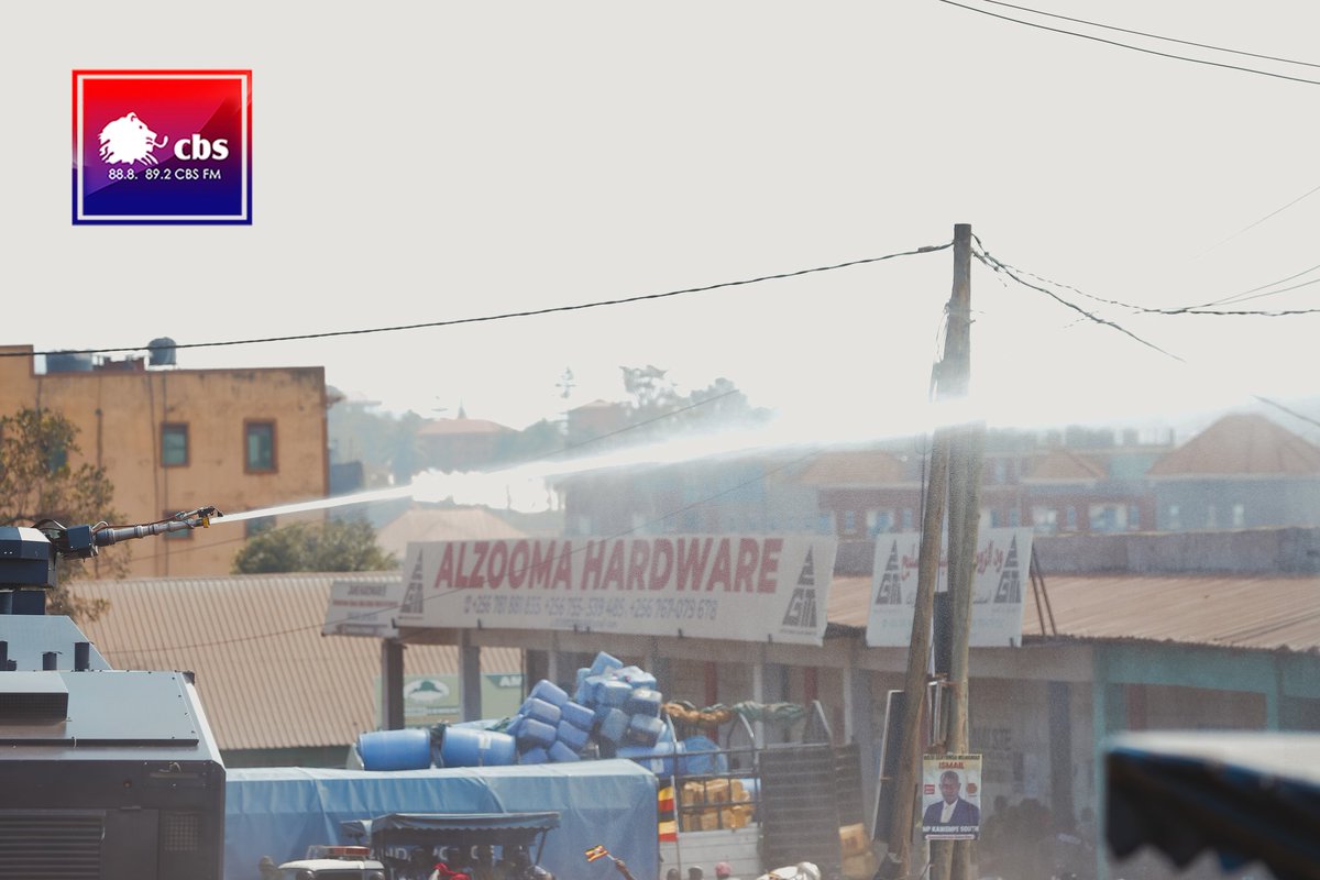 cbsfm_ug's tweet image. Ebyokwerinda binywezeddwa mu kifo Hon Kyagulanyi wakubye olukungaana nga n&apos;embwa zivuddeyo.
#CBSFMUpdates