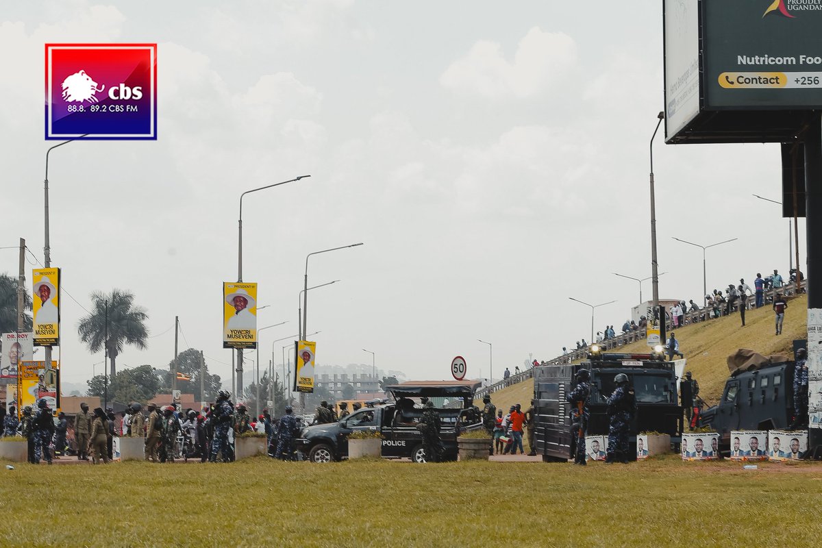 cbsfm_ug's tweet image. Ebyokwerinda binywezeddwa mu kifo Hon Kyagulanyi wakubye olukungaana nga n&apos;embwa zivuddeyo.
#CBSFMUpdates