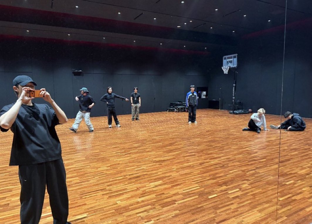 bluegreyarmy's tweet image. Estão sentindo? O comeback chegando 🤤🤤