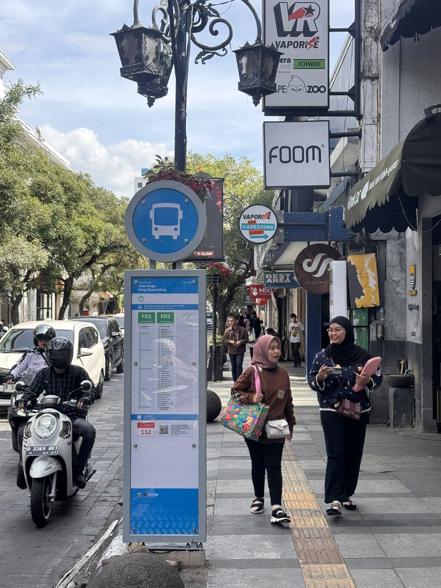 adriansyahyasin's tweet image. Signage-signage bus stop hasil kolaborasi teman-teman @tf_bandung sudah mulai bermunculan di Kota Bandung

Hasil gerakan masyarakat yang kolaboratif dan komunikatif 👍