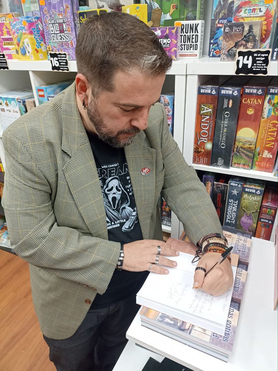 Qué delicia de presentación el pasado viernes.

David P. Yuste nos presentó su novela Unas Gotitas de Felicidad, acompañado de Sebastián Sancho, que nos hizo reflexionar sobre vida, soledad y felicidad.
45 minutos que supieron a muy poco🙏 ¡Gracias!
<a href="/VientoNorteEd/">Viento Norte Editorial</a>