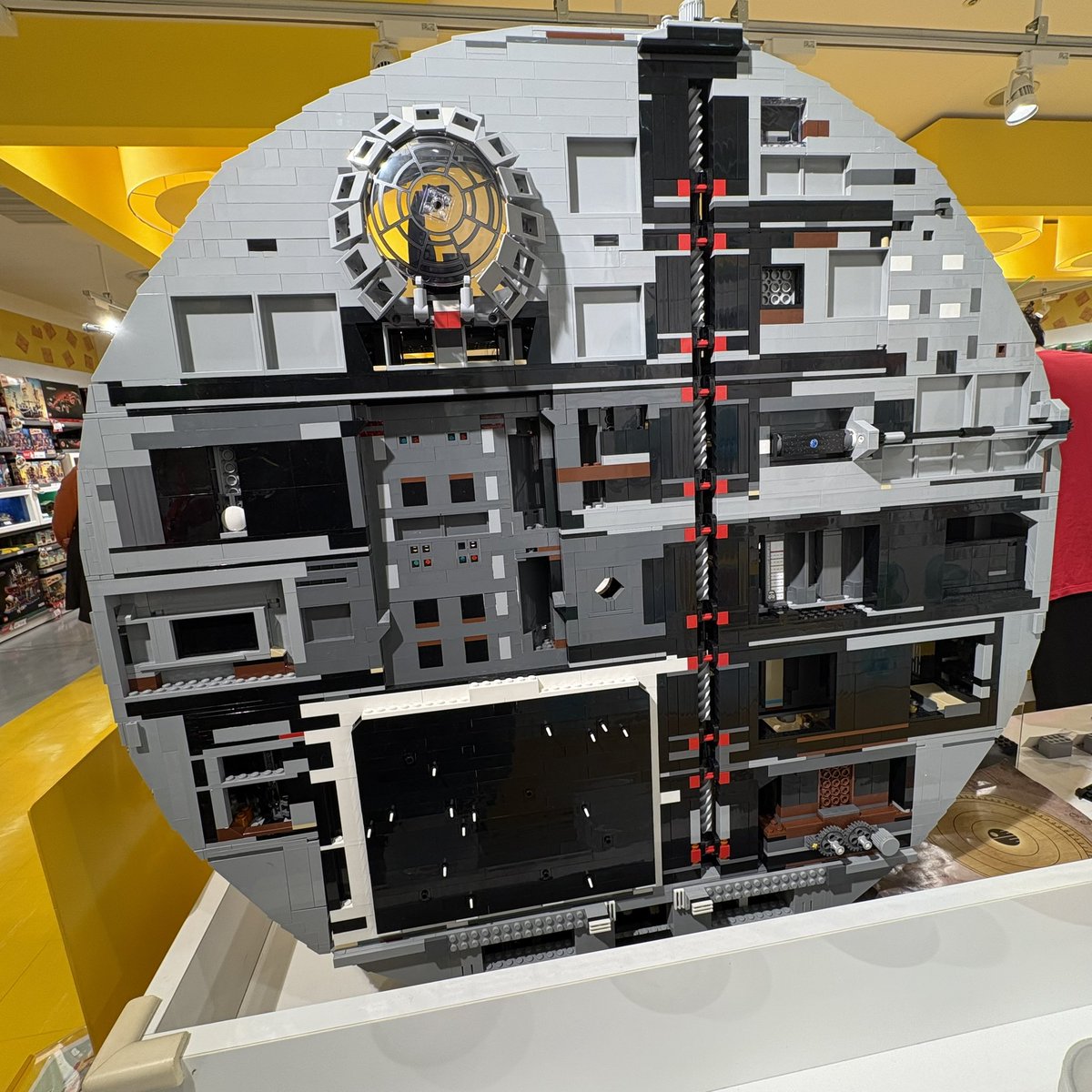 Ryon_chimu's tweet image. 14万のレゴ、デス・スター見せてもらった
想像よりデカくてびっくり