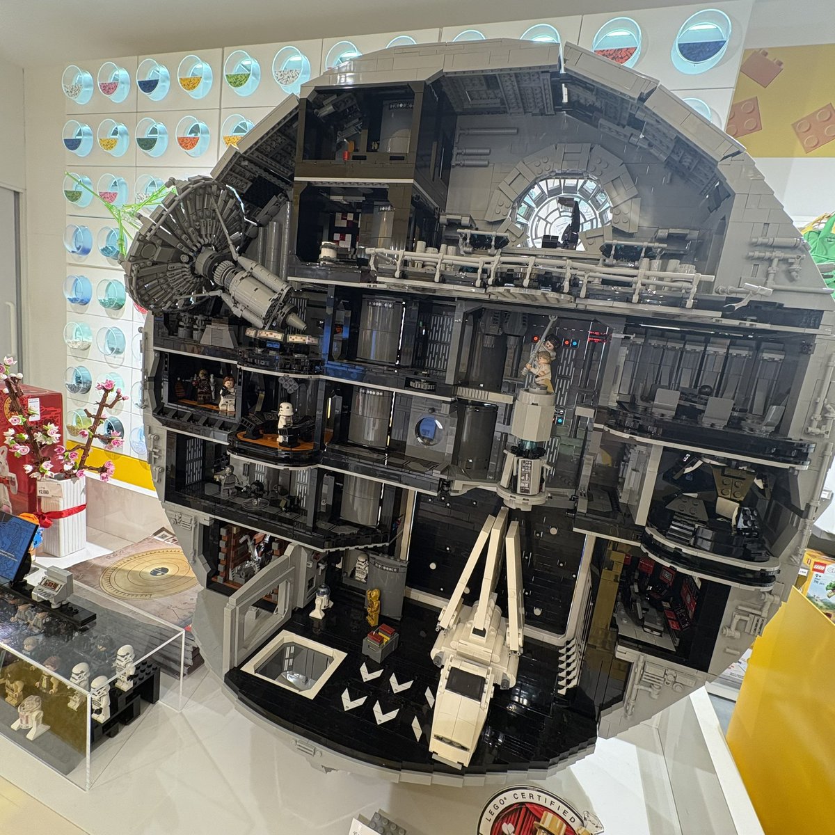 Ryon_chimu's tweet image. 14万のレゴ、デス・スター見せてもらった
想像よりデカくてびっくり