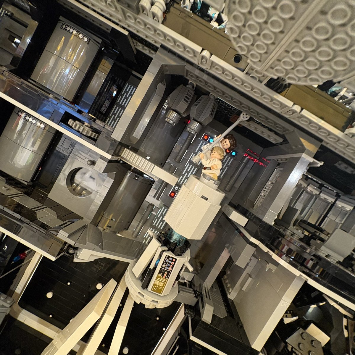 Ryon_chimu's tweet image. 14万のレゴ、デス・スター見せてもらった
想像よりデカくてびっくり